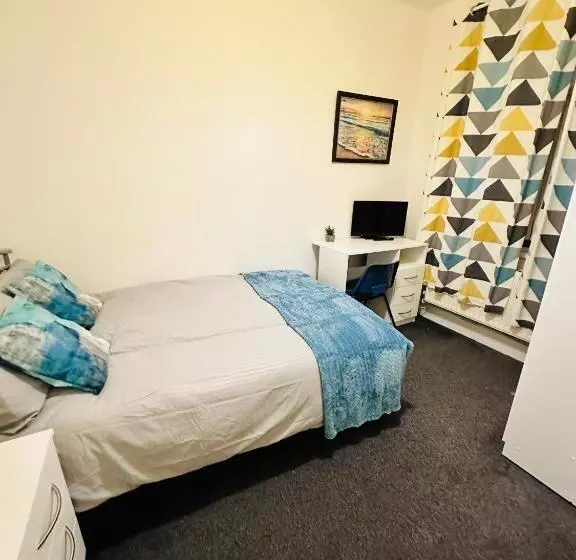 Lovely Town House Room 1