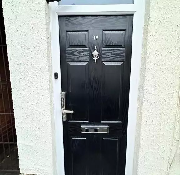 Lovely Town House Room 1