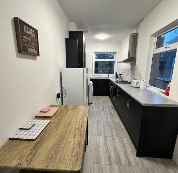 Lovely Town House Room 1