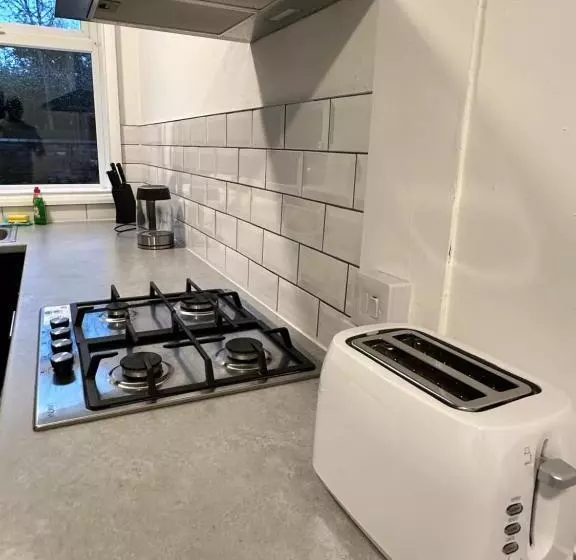 Lovely Town House Room 1