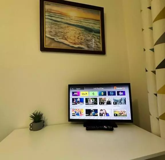 Lovely Town House Room 1