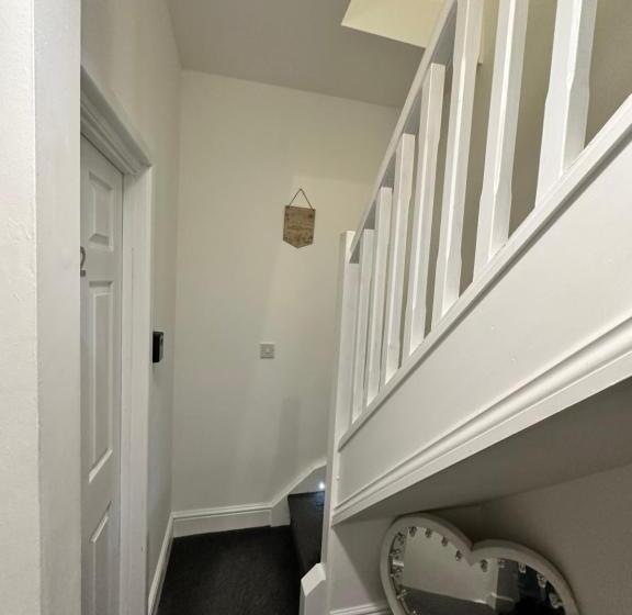 Lovely Town House Room 1