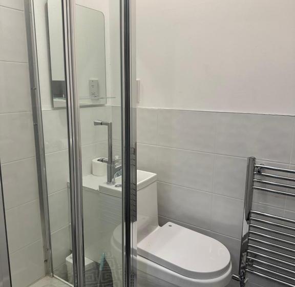 Lovely Town House Room 1