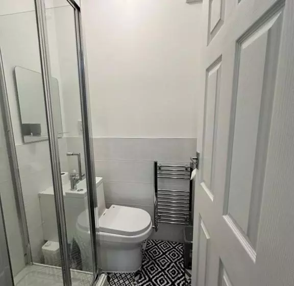 Lovely Town House Room 1