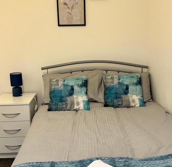 Lovely Town House Room 1