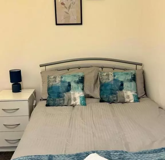 Lovely Town House Room 1