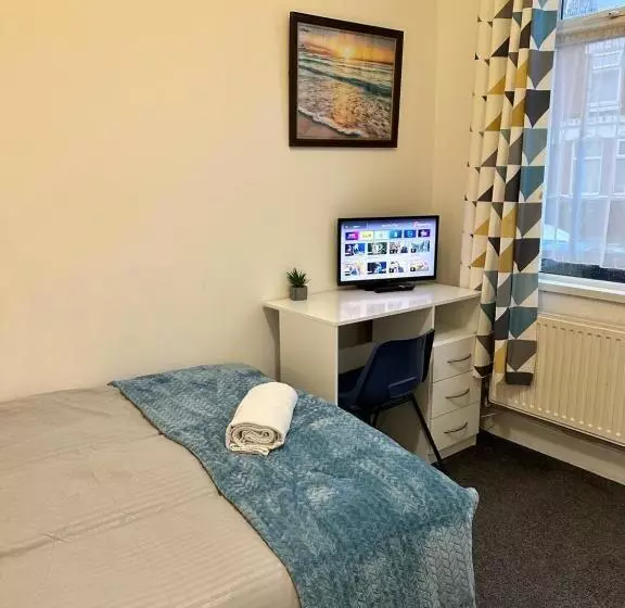 Lovely Town House Room 1