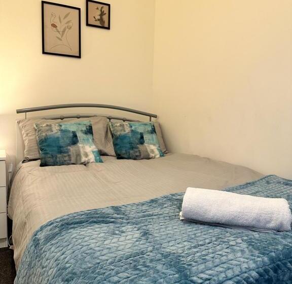 Lovely Town House Room 1