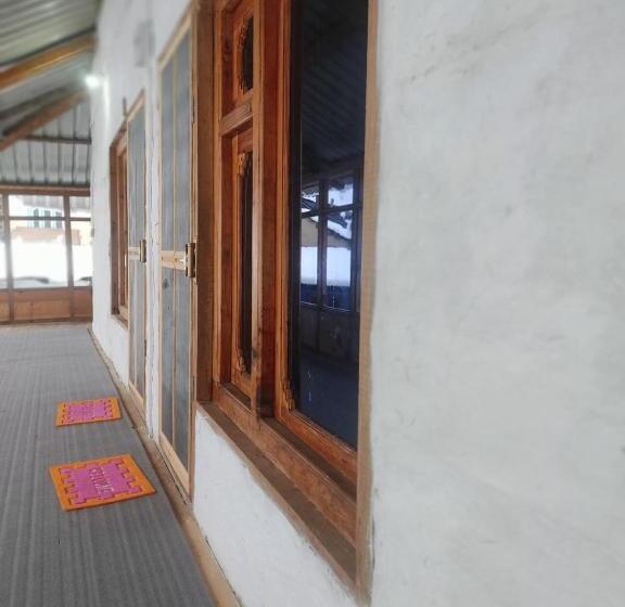 Majatalo Himalayan Bunker, Dingcha Village, Tindar