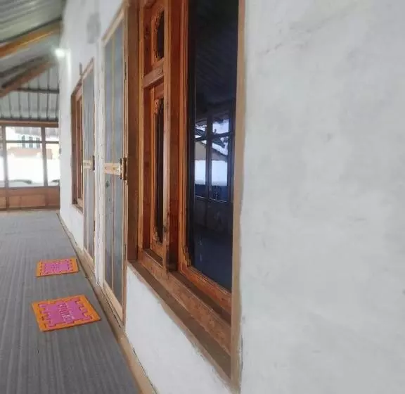 Majatalo Himalayan Bunker, Dingcha Village, Tindar