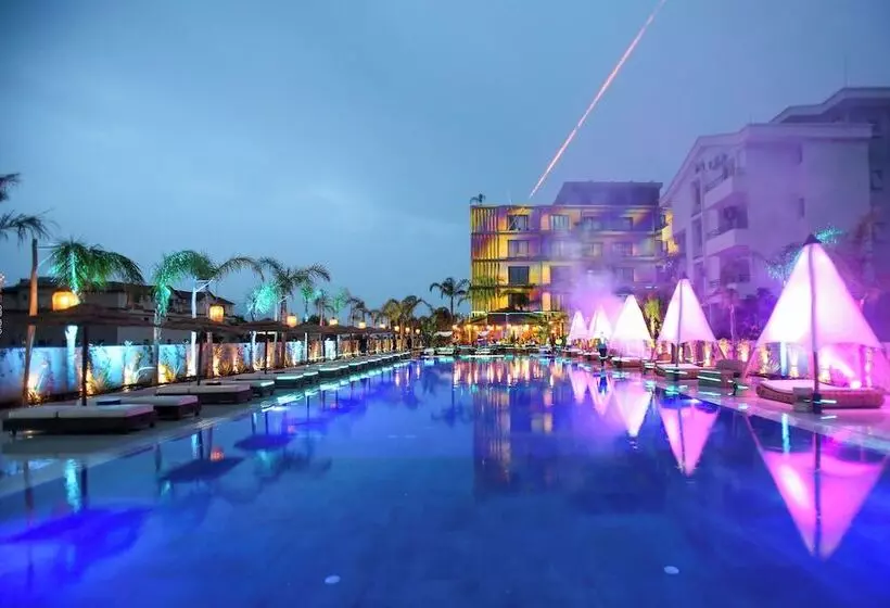 Hotelli Regina Palm Resort