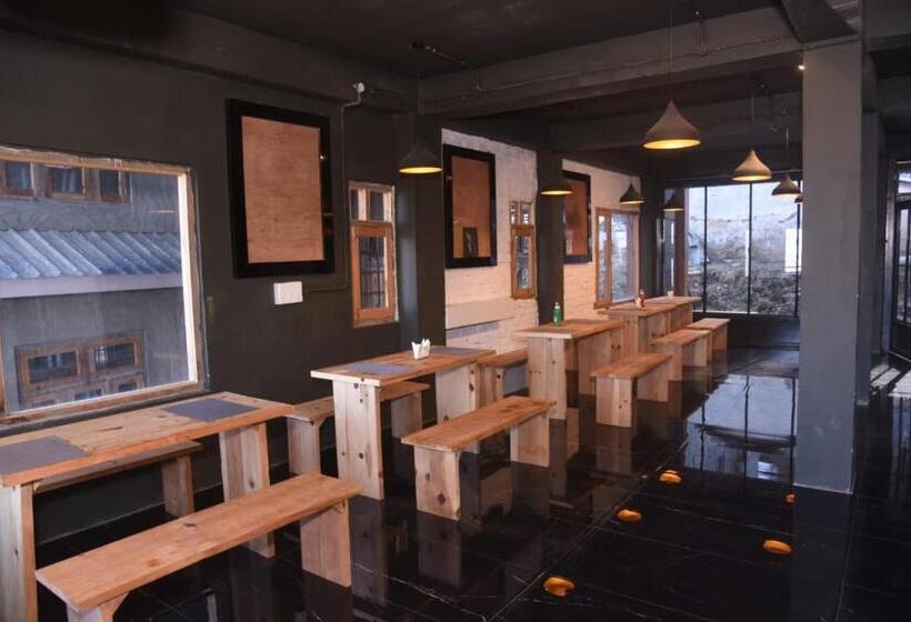 בית מלון כפרי The White Season Residency