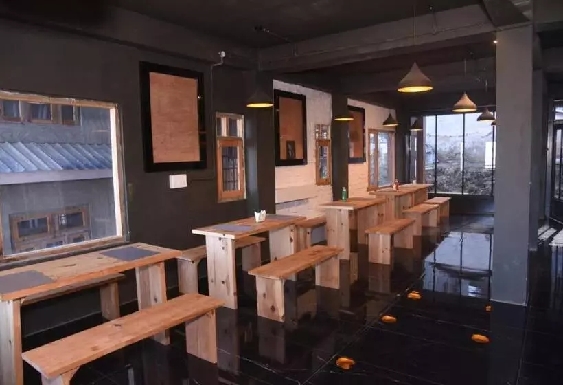 ホテル The White Season Residency