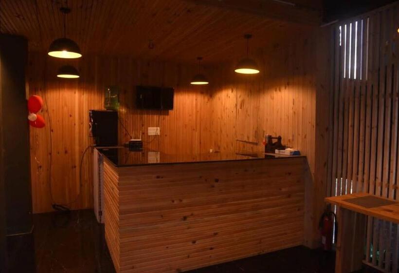 בית מלון כפרי The White Season Residency