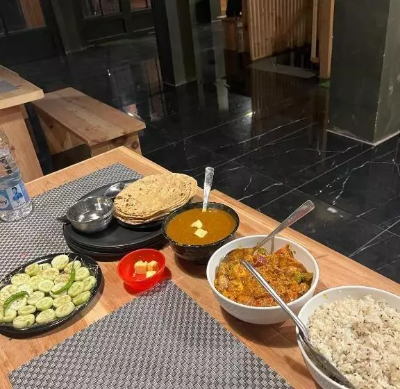 ホテル The White Season Residency