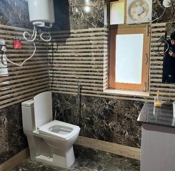 בית מלון כפרי The White Season Residency