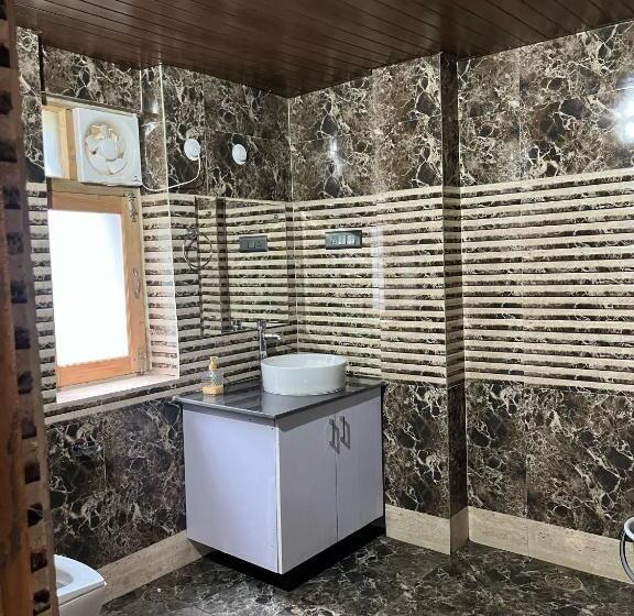 בית מלון כפרי The White Season Residency