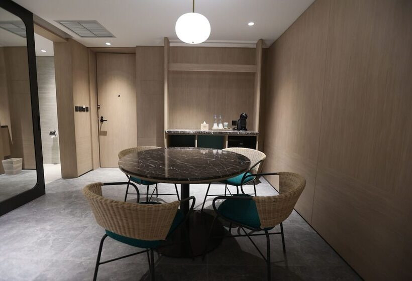 Vivere Hotel, Artotel Curated