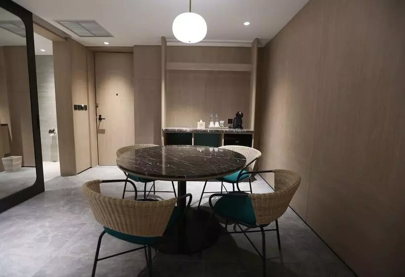 Vivere Hotel, Artotel Curated