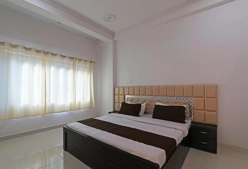 Отель The Golden