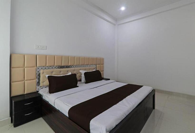 Отель The Golden