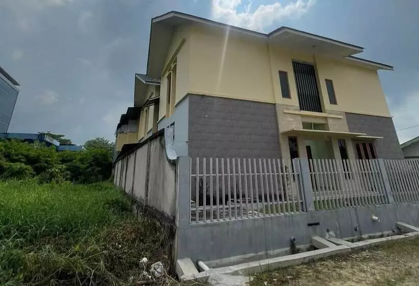 Hotelli Spot On 93378 Lona Guest House Syariah