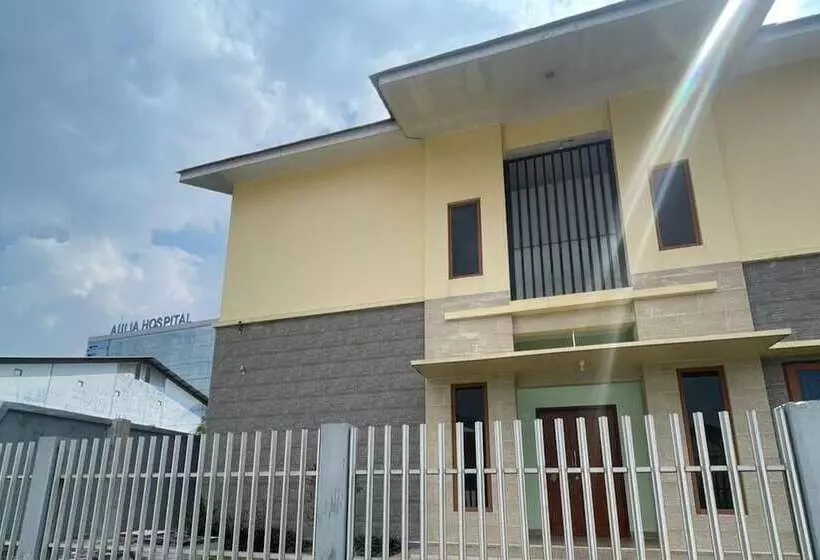 Hotelli Spot On 93378 Lona Guest House Syariah