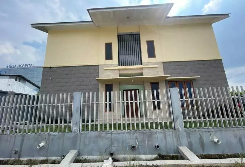 Hotelli Spot On 93378 Lona Guest House Syariah