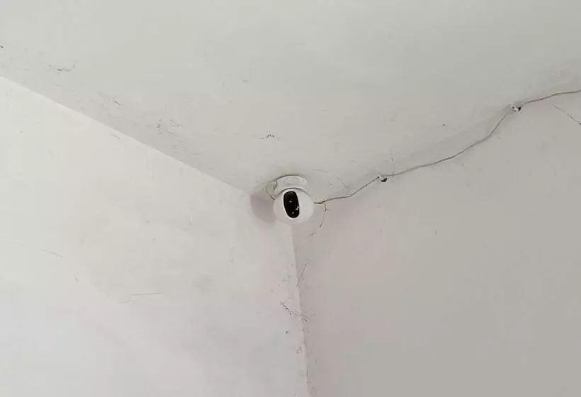 Hotelli Spot On 93378 Lona Guest House Syariah