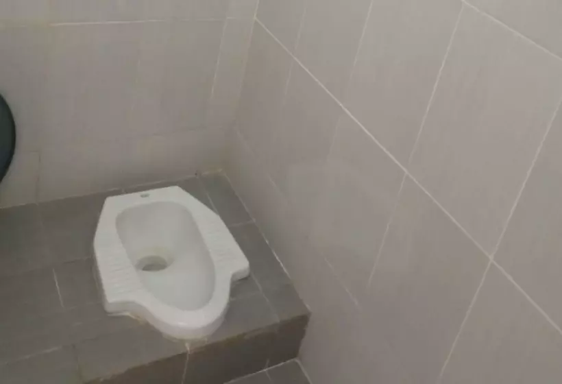 Hotelli Spot On 93378 Lona Guest House Syariah