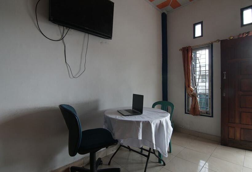 בית מלון כפרי Spot On 93378 Lona Guest House Syariah