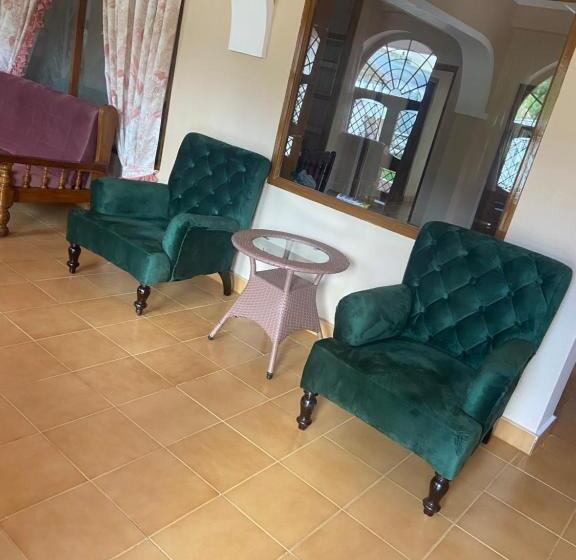 פנסיון Rosewood Annexe1