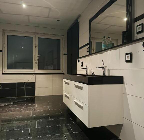 بنسيون Zimmer In Reihenhaus Mit Terrasse