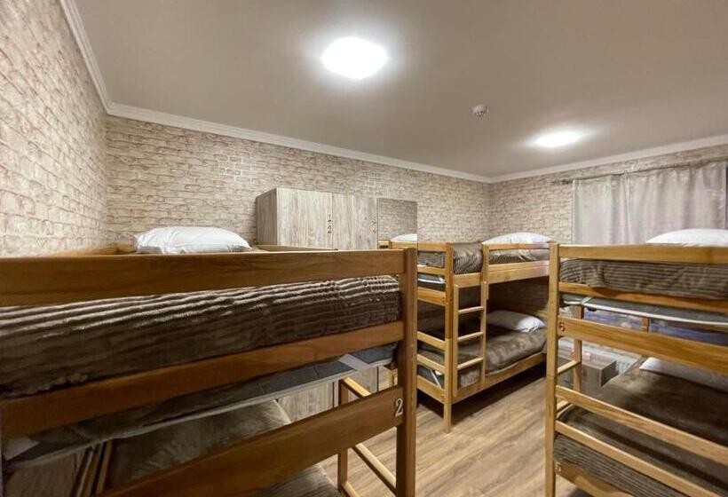 旅馆 H White House