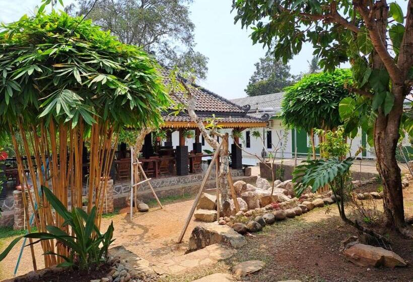 호텔 Capital O 93345 The Saka Guest House Syariah