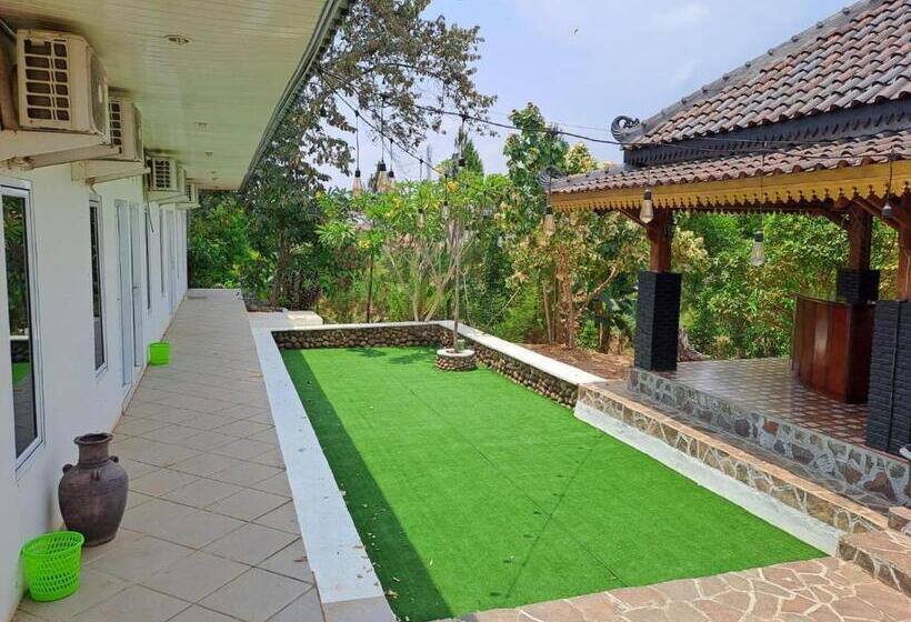 호텔 Capital O 93345 The Saka Guest House Syariah