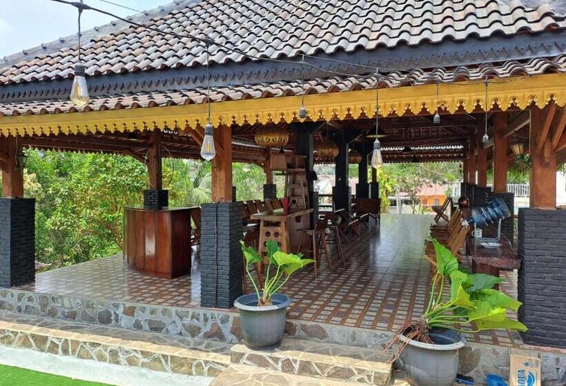 호텔 Capital O 93345 The Saka Guest House Syariah