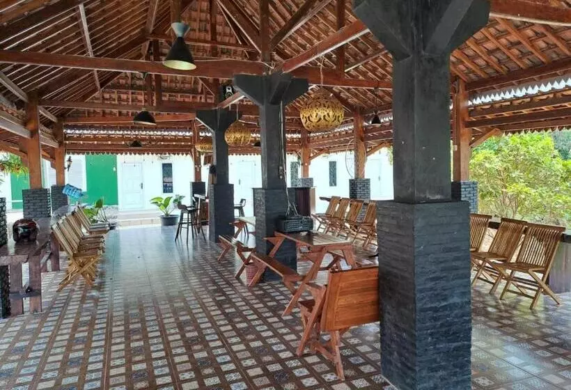 Hotelli Capital O 93345 The Saka Guest House Syariah