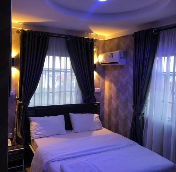 هتل The Royale Premium Inn Iwo