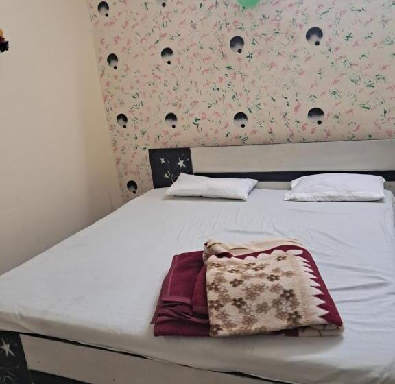 ホテル New Samrat