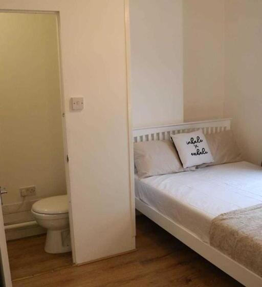 بنسيون Tanta Flat Near Victoria Station