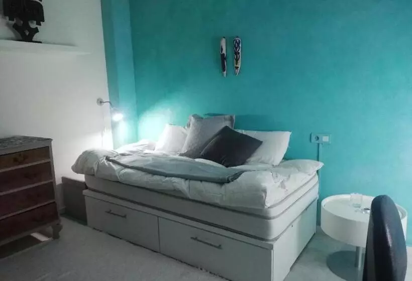 Comfortable Single Bluing Room B&b