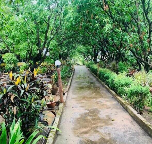 בית מלון כפרי Hill View Resort With Swimming Pool