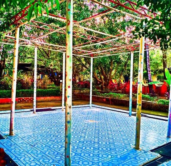 בית מלון כפרי Hill View Resort With Swimming Pool