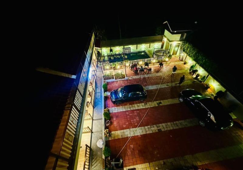 בית מלון כפרי Parshuram Wada Resort