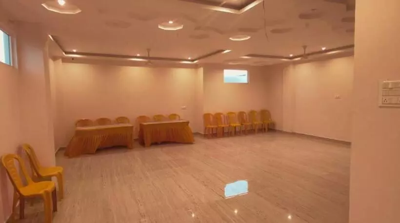 ホテル Janki International Sigra 3 Km From Kashi Vishwanath Temple