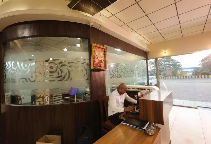 ホテル Sharveen Classic Inn