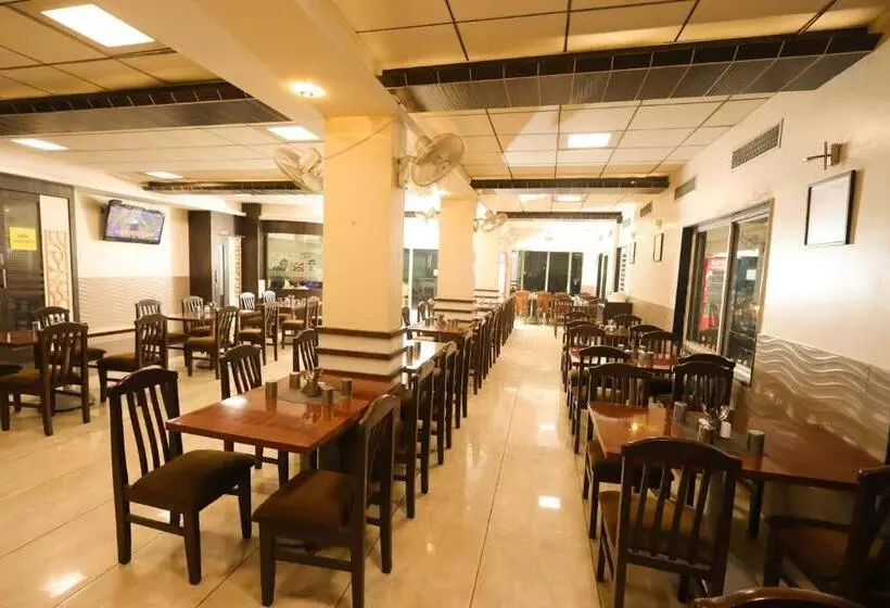 ホテル Sharveen Classic Inn