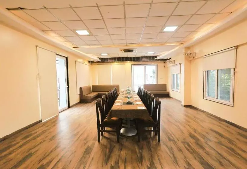 ホテル Sharveen Classic Inn