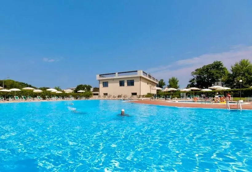 Isa Apartments 4 Beds In Residence With Swimming Pool In San Vincenzo, Just 600 Meters From The Sea